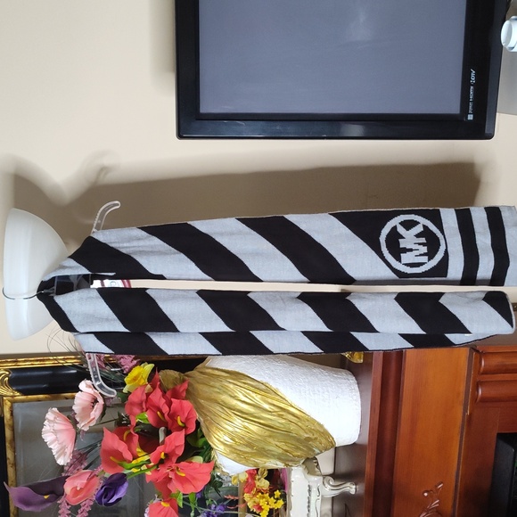 Michael Kors Stripe Logo Scarf, Mo Derby Scarves Black and Grey 74" - Picture 4 of 4